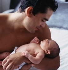 Эксперты рекомендуют привлекать отцов к уходу за малышом как можно раньше