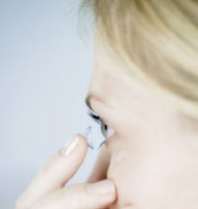 Ношение контактных линз может привести к проблемам со зрением